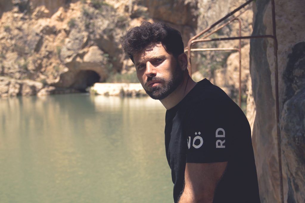tshirt-lateral-black-04